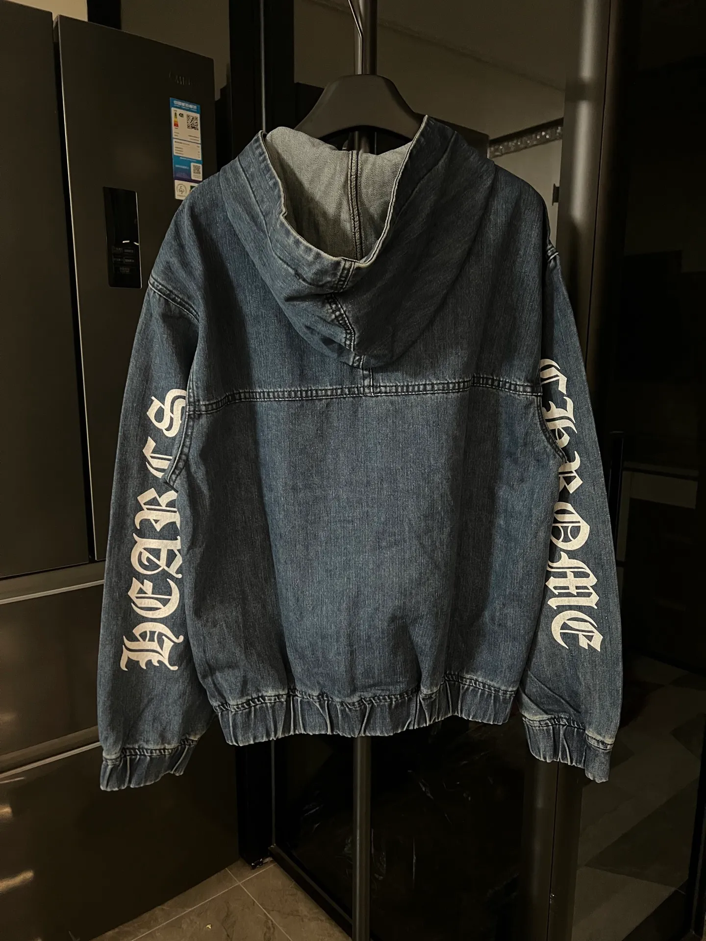 P250 [Next day] Chrome Hearts/Chrome Hearts 25FW Chest patch + double embroidery Sanskrit print design CH half zipper denim sweatshirt (blue) The new half zipper denim sweatshirt is not bad. It is quite casual, with a loose fit, simple blue and white color scheme, full of details, leather logo, Sanskrit print, classic denim fabric, no matter the body shape, anyone can control it, celebrity private wear, same style for men and women, look for the correct version. All I can say is that it’s absolutely absolutely stunning🔥 Size: S M L Detailed size can be found in picture 9